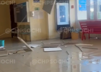 В учебном корпусе сочинского госуниверситета обрушилась часть потолка