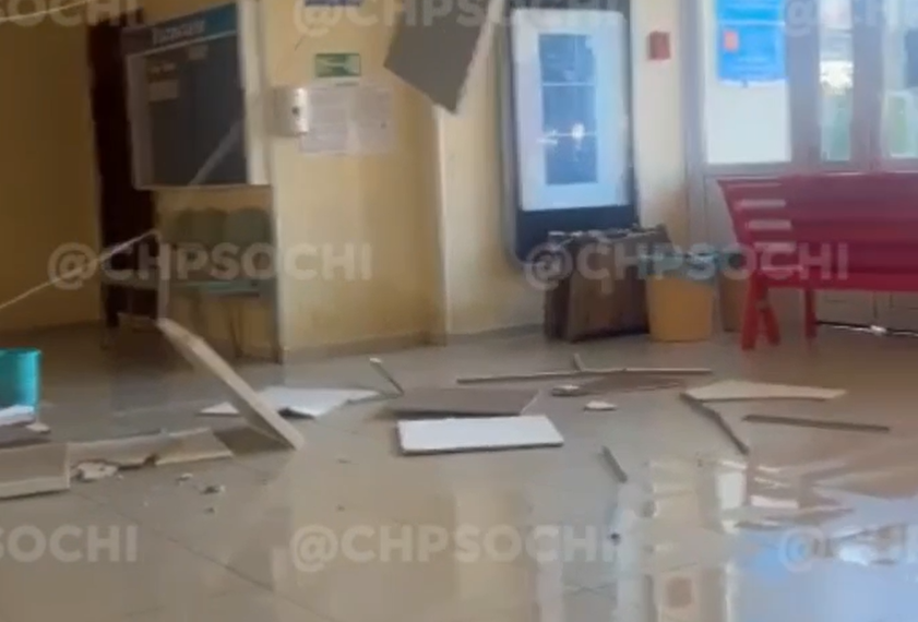 В учебном корпусе сочинского госуниверситета обрушилась часть потолка