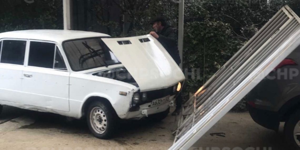 В Сочи водитель легковушки, скрывшийся после сноса ворот многоэтажки, вернулся обратно