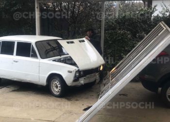 В Сочи водитель легковушки, скрывшийся после сноса ворот многоэтажки, вернулся обратно