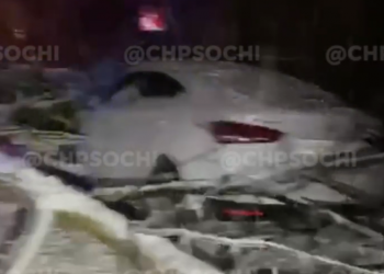 Две машины камнепад повредил в поселке Сочи