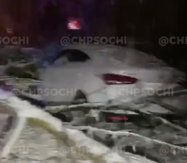 Две машины камнепад повредил в поселке Сочи