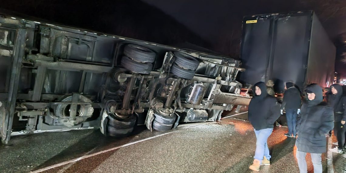 На трассе Джубга-Сочи перекрыто движение из-за опрокинувшегося большегруза «Вольво»