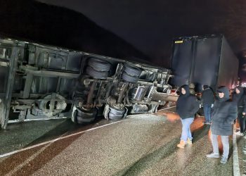 На трассе Джубга-Сочи перекрыто движение из-за опрокинувшегося большегруза «Вольво»