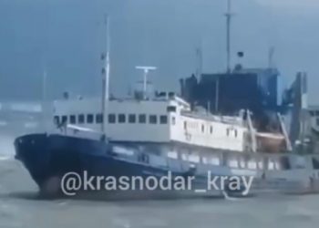 Из-за непогоды судно в Геленджике село на мель