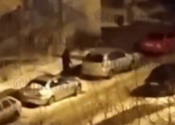 Ночью в Краснодаре мужчина молотком бьет стекла припаркованных автомобилей