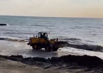 Вслед за мужчиной с лопатой море в Сочи начал копать экскаватор