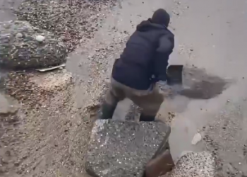 Появилось видео, как в Сочи мужчина 23 февраля выкопал море