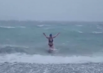 В Новороссийске женщина, рискуя жизнью, купается в море при ураганном ветре