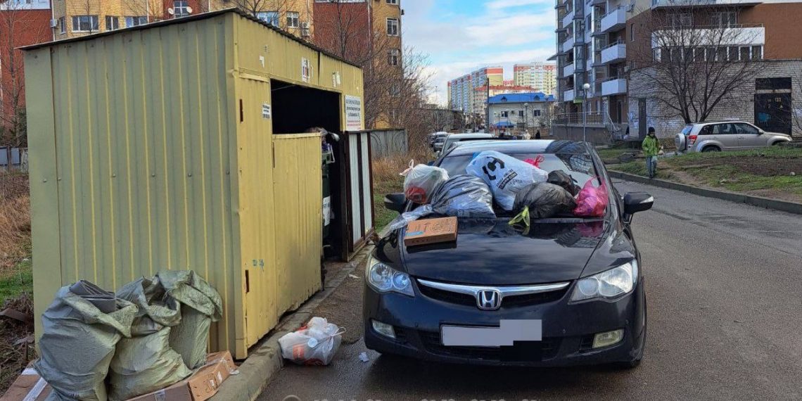 В Анапе закидали мусором автомобиль
