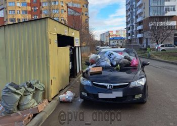 В Анапе закидали мусором автомобиль