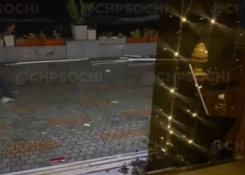 На пляже в Сочи вышедший из моря смерч раскидал столы, разбил стекла кафе и выбил дверь