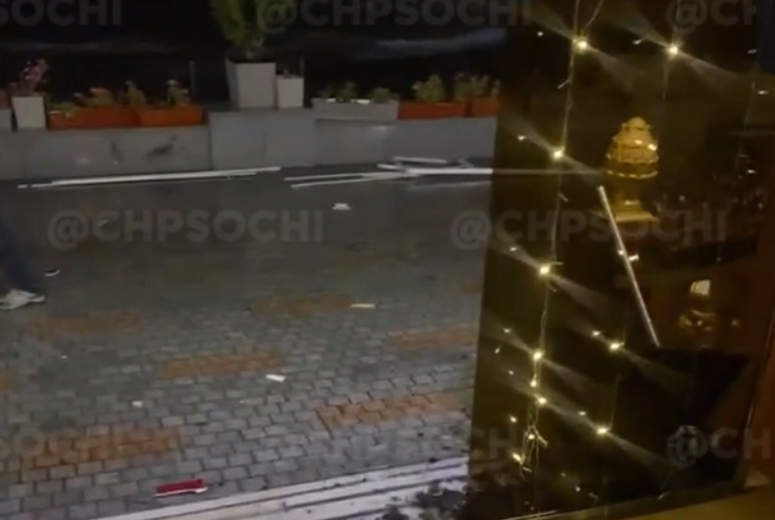 На пляже в Сочи вышедший из моря смерч раскидал столы, разбил стекла кафе и выбил дверь