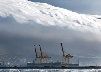 Бора и «борода»: появились эпичные фотографии разбушевавшейся стихии в Новороссийске