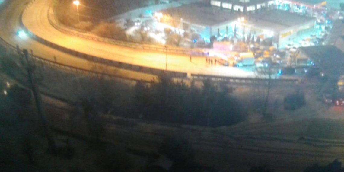 В Сочи сотрудники ДПС перекрыли Мамайский перевал из-за многочисленных падений деревьев и снегопада