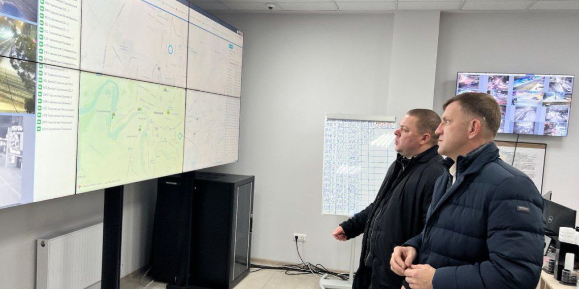 Почти 700 человек очищают Краснодар от снега