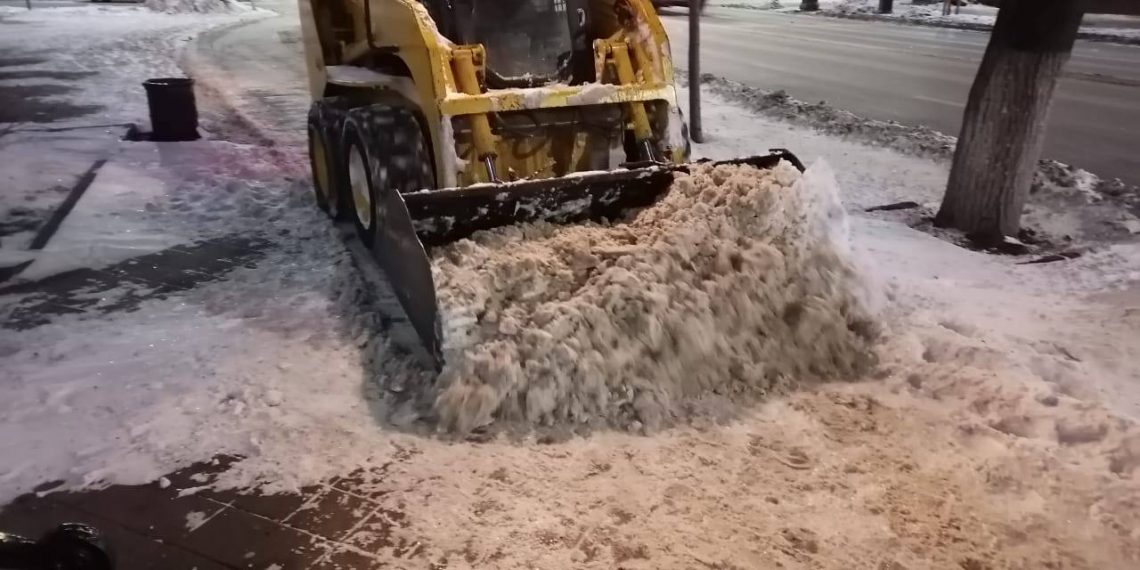 В Краснодаре более 600 человек расчищают пешеходные зоны