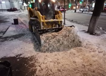 В Краснодаре более 600 человек расчищают пешеходные зоны