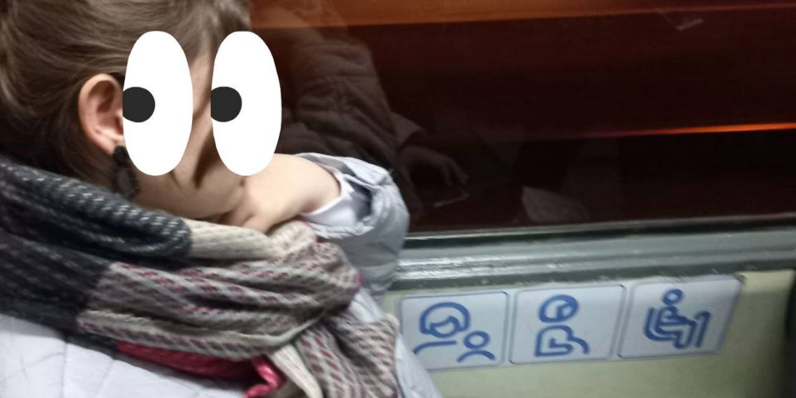 «Лицо кирпичом, делают вид, что спят»: краснодарцы резко высказались о тех, кто занимает места стариков в транспорте