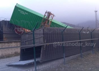 В Новороссийске ветер сносит контейнеры