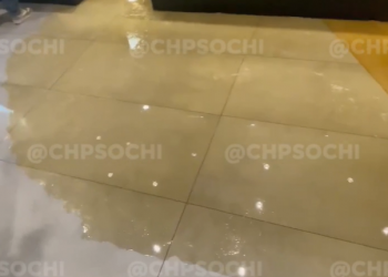 В Сочи днем 8 февраля затопило ресторан известной сети