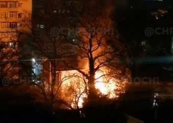 В Сочи на улице Инжирной сгорела заброшка