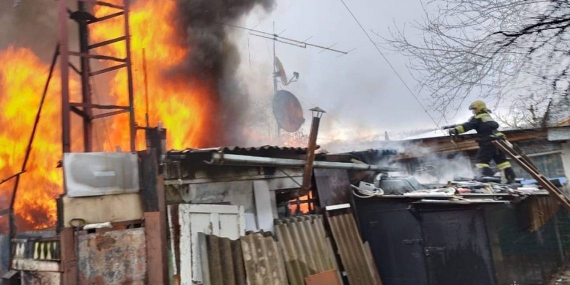 Из горящего дома в Сочи эвакуировали 30 человек