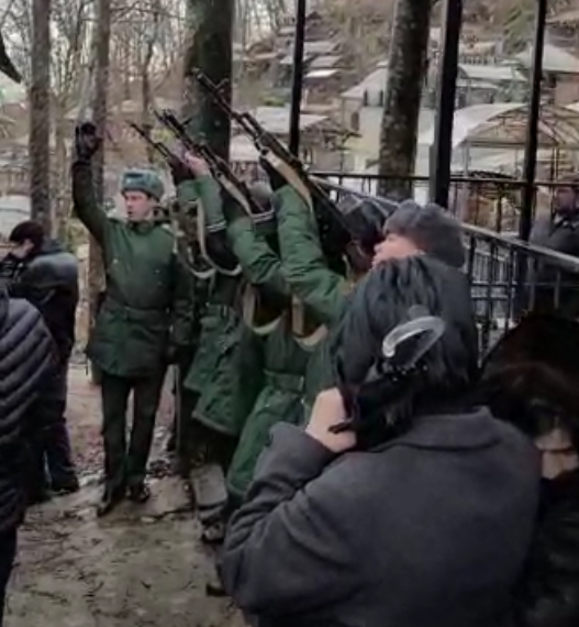 Военные отдали почести бойцу ЧВК «Вагнер» Вахтангу Езугбая во время похорон в Сочи