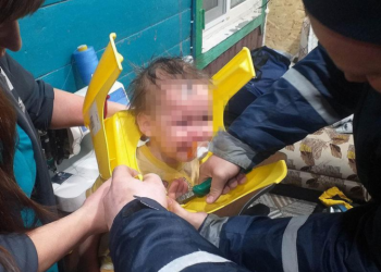 На Кубани еще один ребенок оказался в ловушке, надев на голову пластиковый горшок