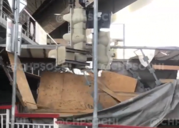 В Сочи грузовик развалился на части, проезжая под Аредовским мостом