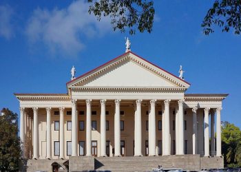 Копайгородский проверил ход подготовки Зимнего театра к реставрации