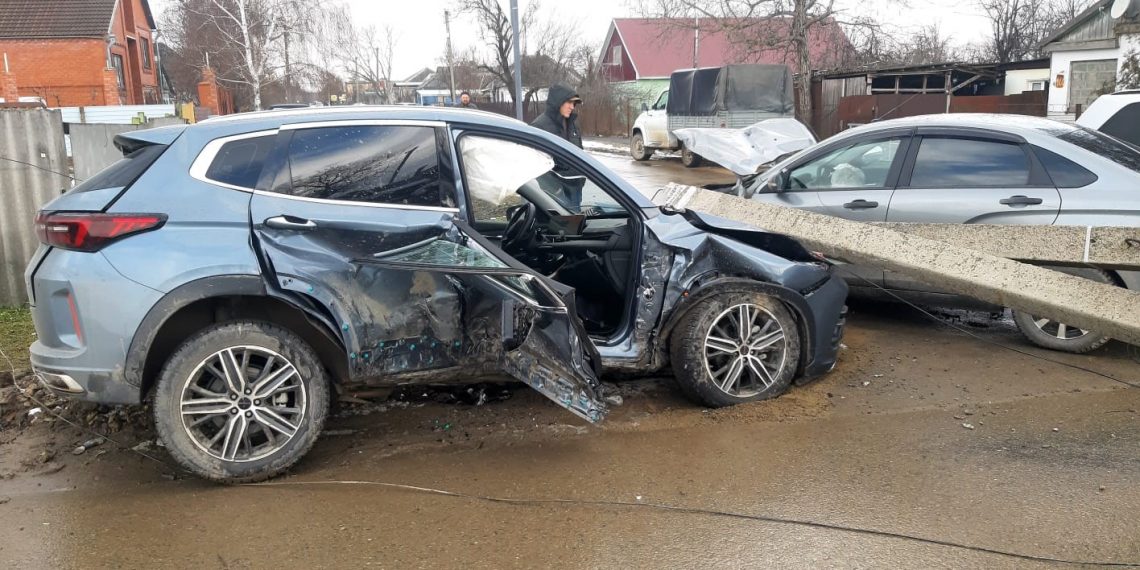 На Кубани столкнулись две легковушки: пострадали два человека