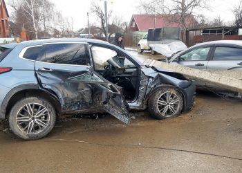 На Кубани столкнулись две легковушки: пострадали два человека