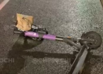 В Сочи парень на самокате врезался в машину и сбежал