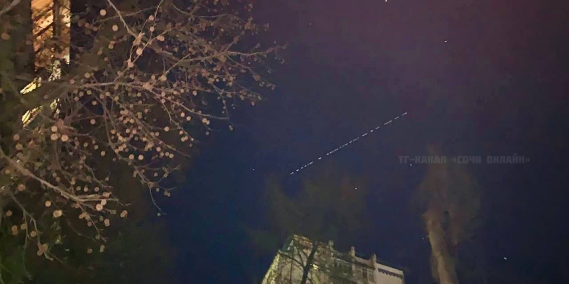В небе над Сочи пролетел очередной «поезд» из спутников Starlink