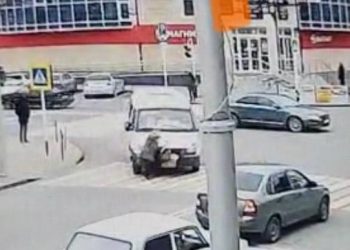 И глазом не моргнул: появилось видео, как водитель маршрутки в Майкопе насмерть переехал женщину на  «зебре»