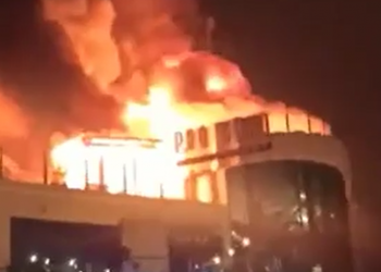 В Краснодаре 100 человек тушат крупный ресторан на набережной, площадь пожара составила 200 кв. метров