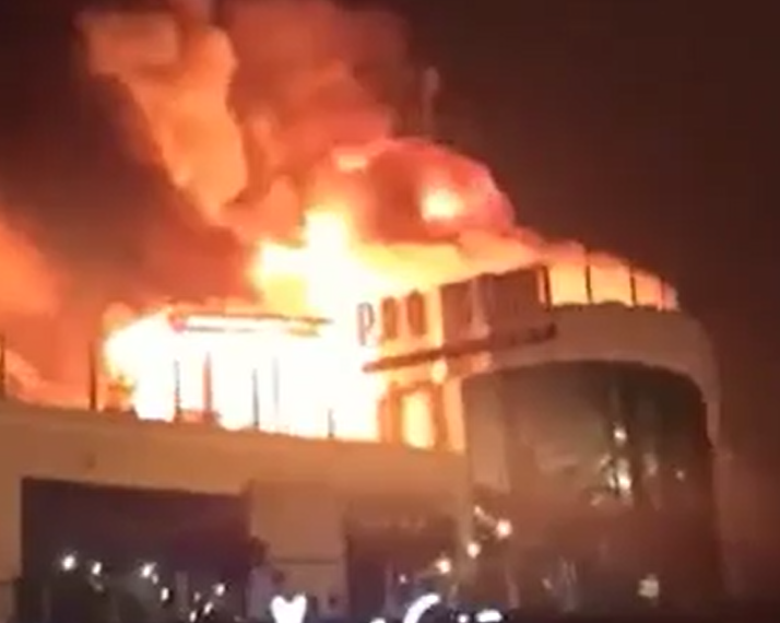 В Краснодаре 100 человек тушат крупный ресторан на набережной, площадь пожара составила 200 кв. метров