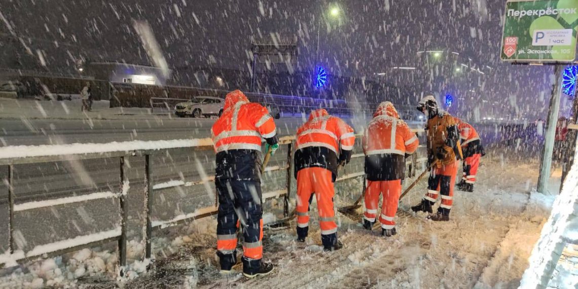 В Сочи всю ночь расчищали дороги от снега