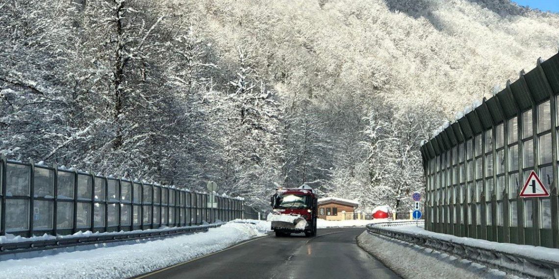 В Сочи полностью расчистили снег на дорогах