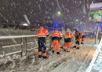 В Сочи всю ночь расчищали дороги от снега
