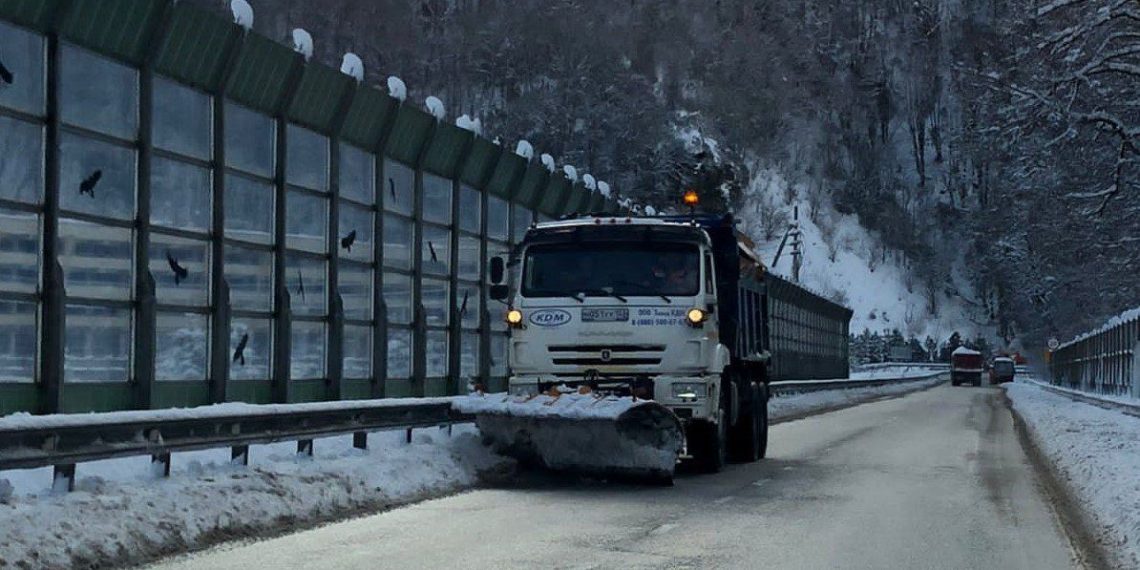 В Сочи всю ночь обрабатывали дороги