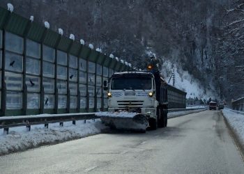 В Сочи всю ночь обрабатывали дороги