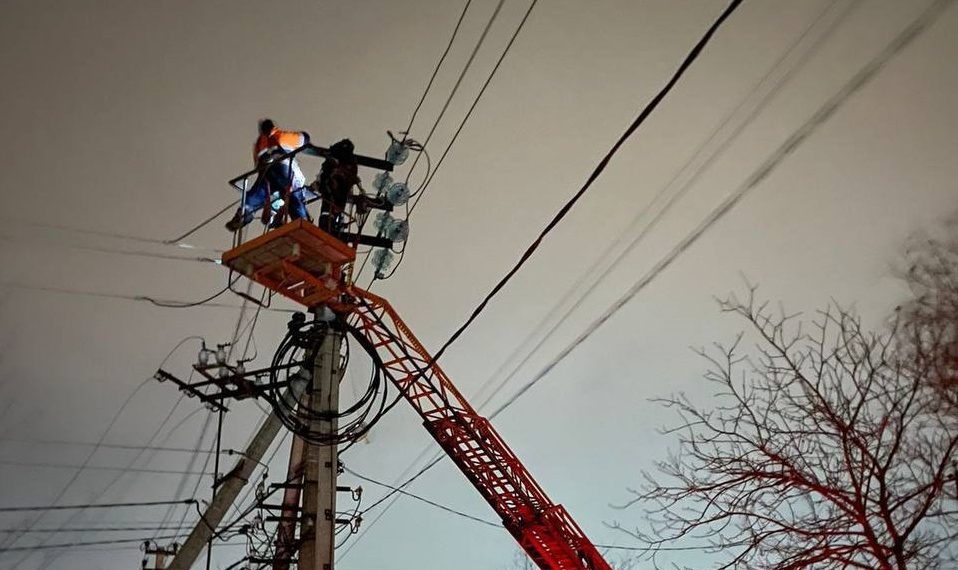 В Новороссийске ветер повредил 13 кровель и повалил 25 деревьев