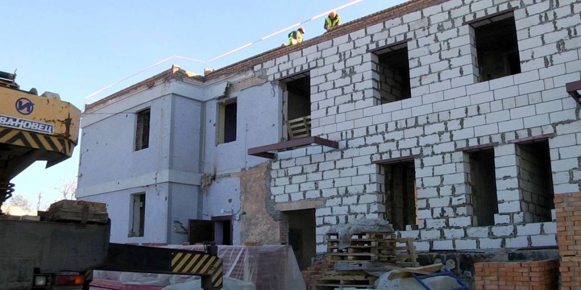 Восстанавливать Мариуполь помогают 300 сочинских строителей