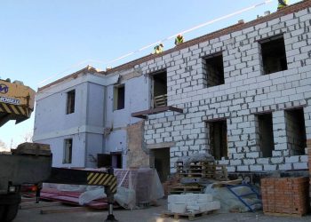 Восстанавливать Мариуполь помогают 300 сочинских строителей