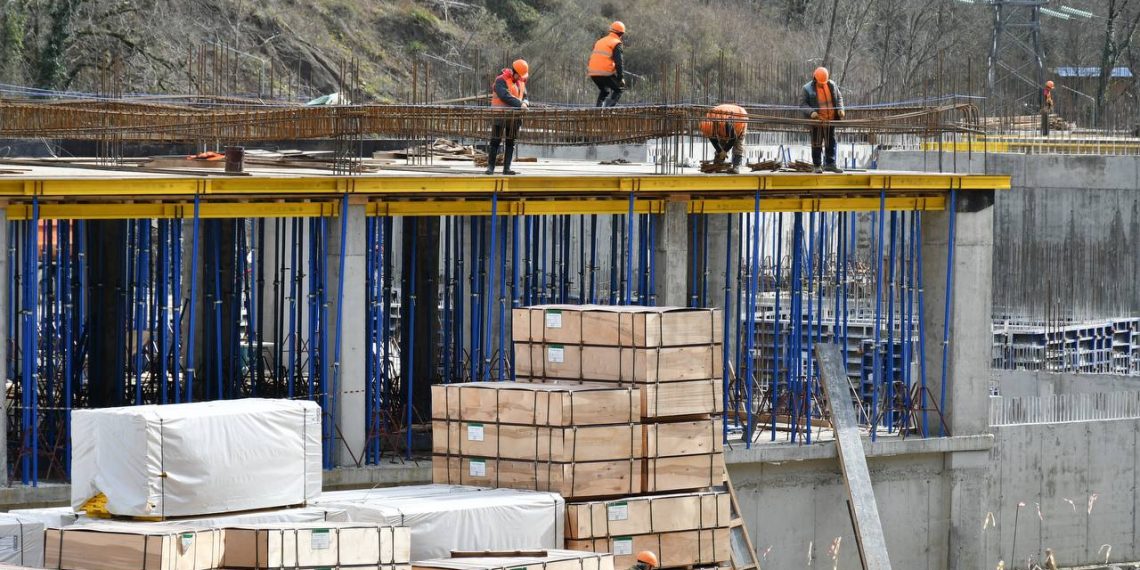 Школу на 1100 учеников в Сочи строят более 100 человек