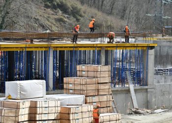 Школу на 1100 учеников в Сочи строят более 100 человек