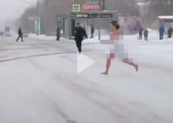 На Кубани томимая одиночеством студентка в костюме Евы показывала водителям свои прелести