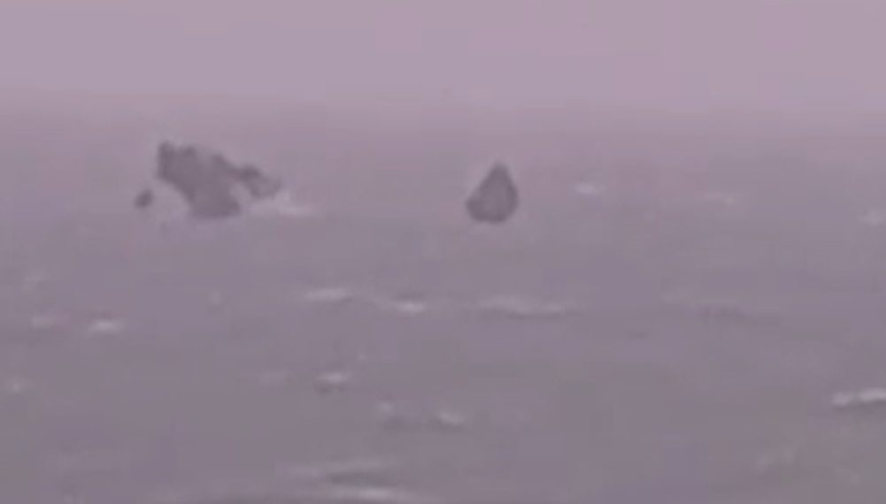 На Кубани сухогруз разломался пополам: спасли 11 человек